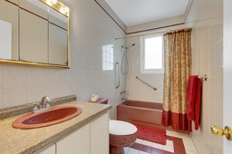 Bungalow - 397 Rue St-Aubin - Bathroom