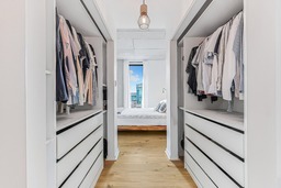 Walk-in closet