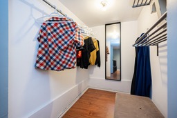 Walk-in closet