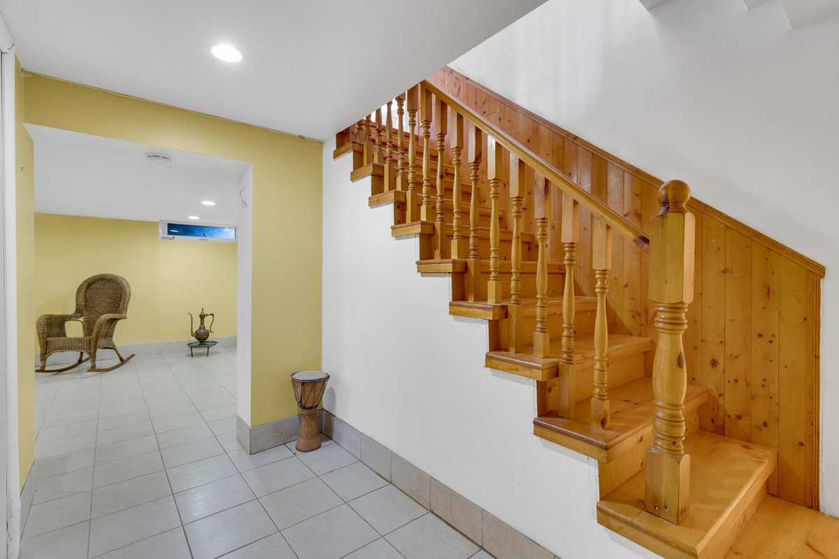 Bungalow - 397 Rue St-Aubin - Staircase