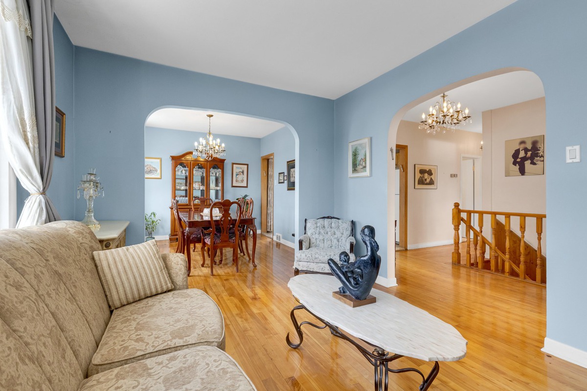 Bungalow - 397 Rue St-Aubin - Living room