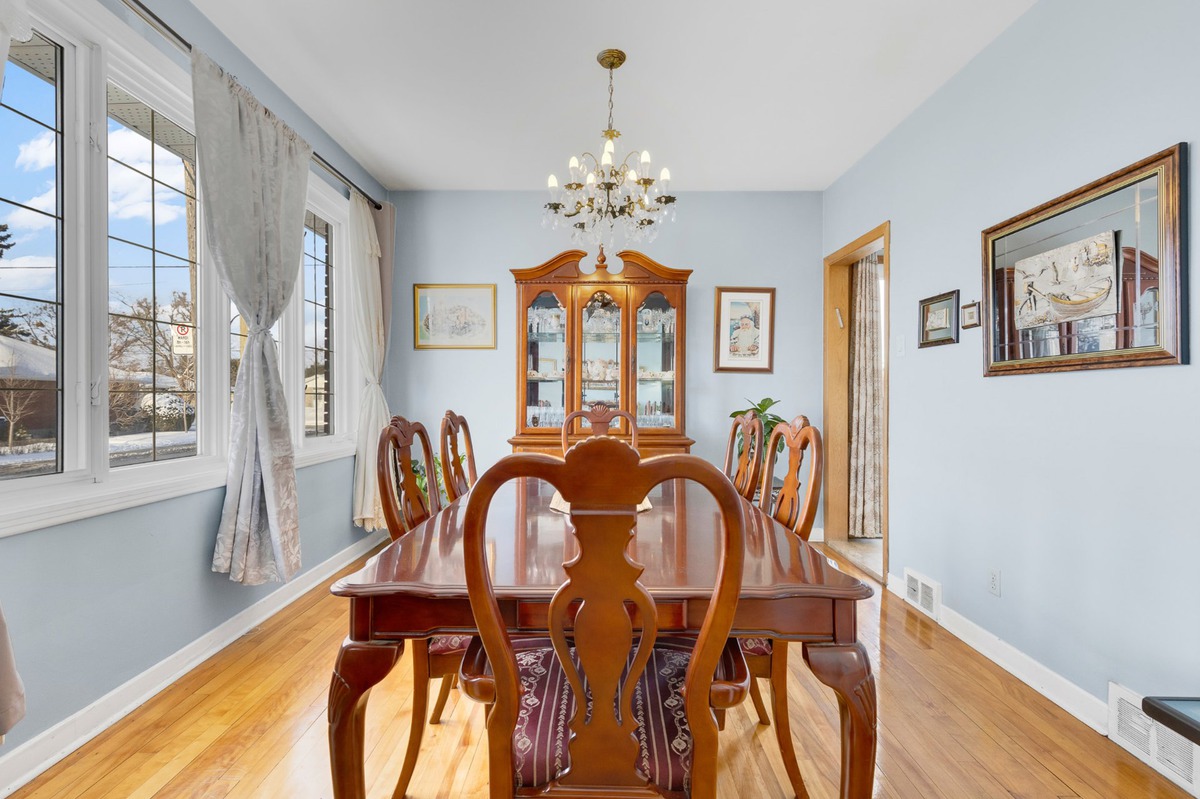 Bungalow - 397 Rue St-Aubin - Dining room