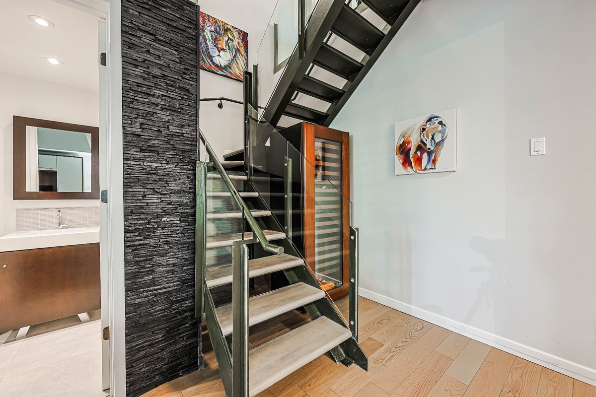 Apartment - 210 Ch. du Golf, app. 121 - Staircase